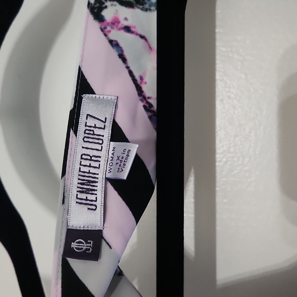 Jennifer Lopez Abstract Top - Picture 4 of 6